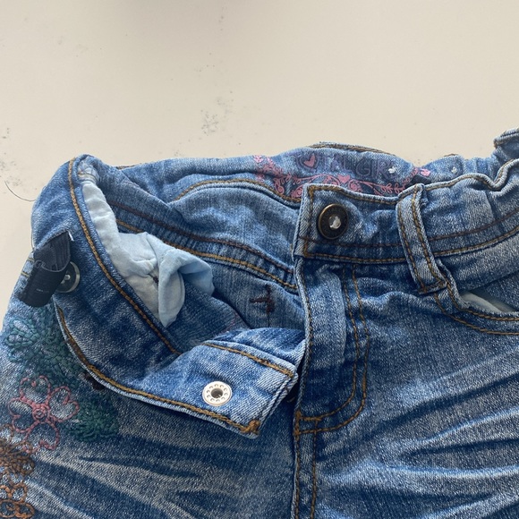 Adorable jeans with embroidery accents. Girls size 4. - Picture 4 of 9
